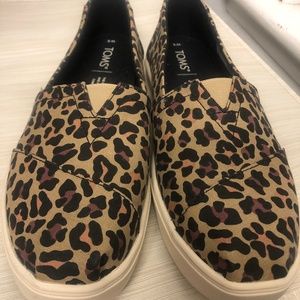 Toms cheetah print size 8